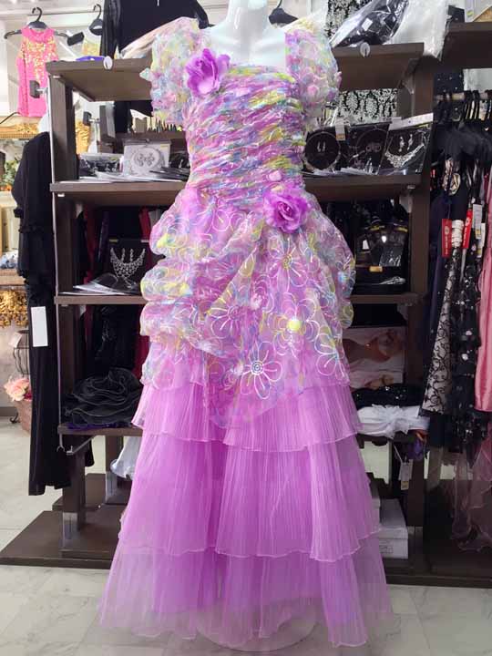 20151020　7502　パープル地　パステルカラーのフラワープリント生地重ねゴージャスドレス　肩と腰にコサージュ付き　Ｆサイズ