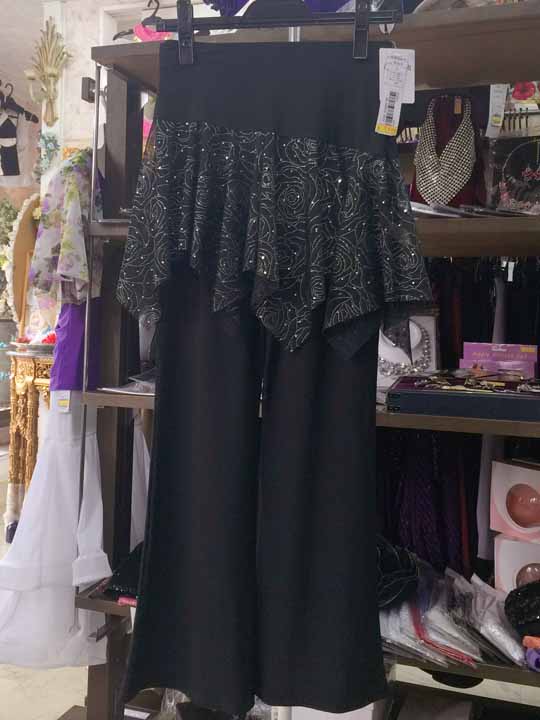 20160630　9978　ブラック地　薔薇柄貼りスパンコールデザインのスカート付きパンツ　Ｆサイズ