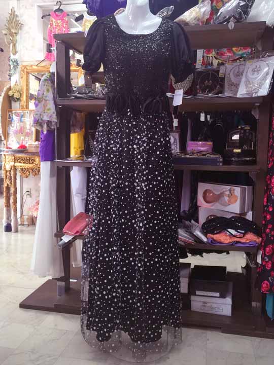 20160702　6258　ブラック地　胸元スパンコール刺繍とドット柄フロッキープリントのメッシュ重ねスカートの半袖ロングドレス　Ｌサイズ