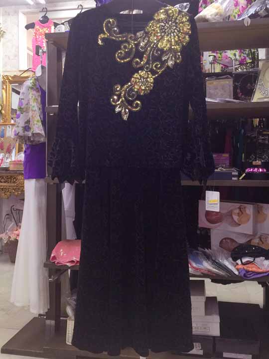 20160907-2　9005　ブラック花柄地紋　ゴールドスパンコール花柄刺繍のラッパ袖ツーピース　Ｆサイズ