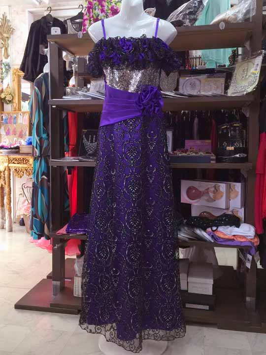 20161205　8337　パープル地　ラメ入りフロッキーのアラベスク文様重ねとフリルデザイン、スパンコール刺繍のロングドレス　Ｌサイズ
