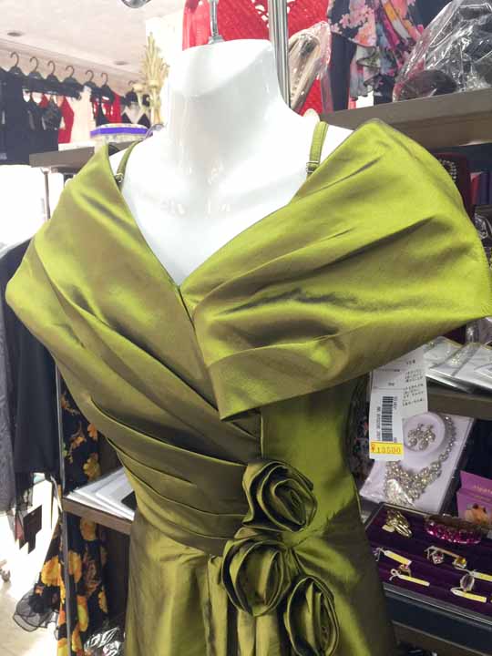 20170407 2831 グリーン地　袖付きサテンロングドレス　Ｆサイズ　上半身のアップ