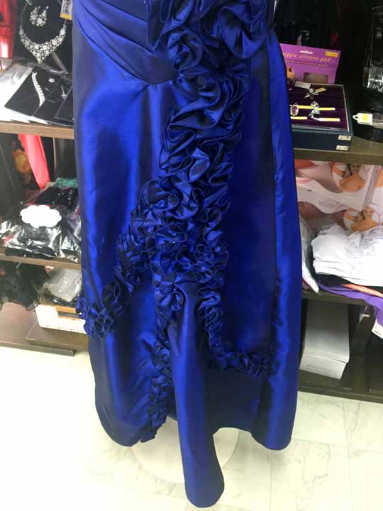 20170 2051 ロイヤルブルー地　胸元フワフワ肩付きドレス　Ｍサイズ　スカートのアップ