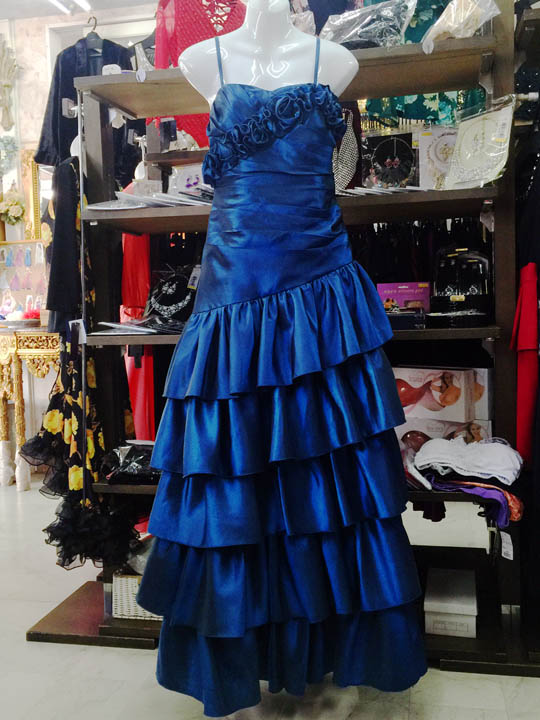 20170502 5026 ブルー地　５段フリルティアードとミニコサージュラインのプリーツドレス　Ｍサイズ　全身